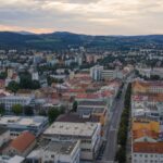 Panoráma města pod kopci