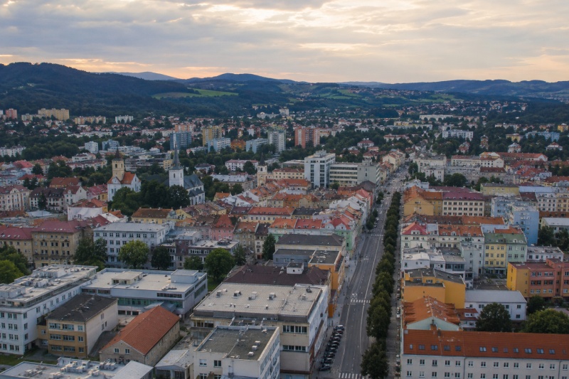 Panoráma města pod kopci