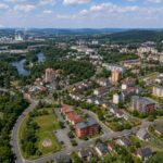 Panoramaticke mesto v udoli mezi kopci