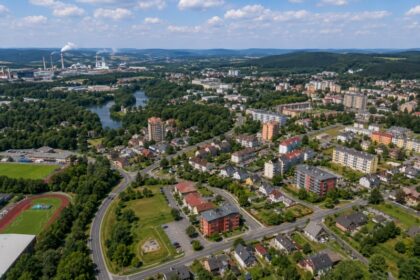 Panoramaticke mesto v udoli mezi kopci